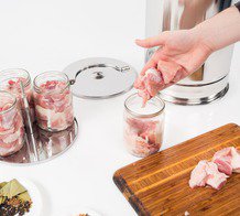 Чистые стеклянные банки наполняем подготовленными продуктами. банки с мясом