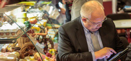 Цены на продукты и алкоголь постоянно растут, а качество их не всегда соответствует стоимости. покупатель в магазине